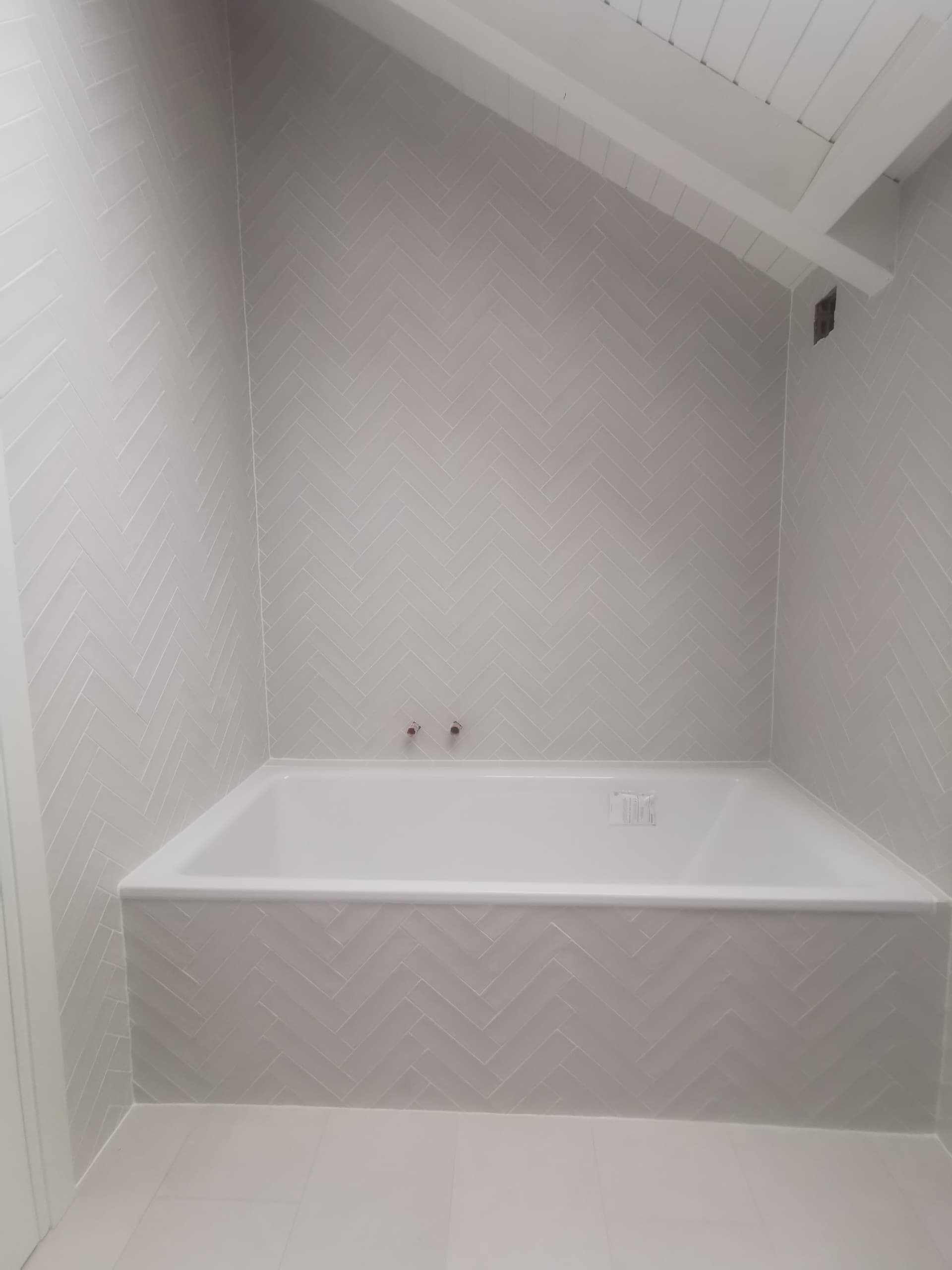 Salle de bain en chevrons blancs et noirs