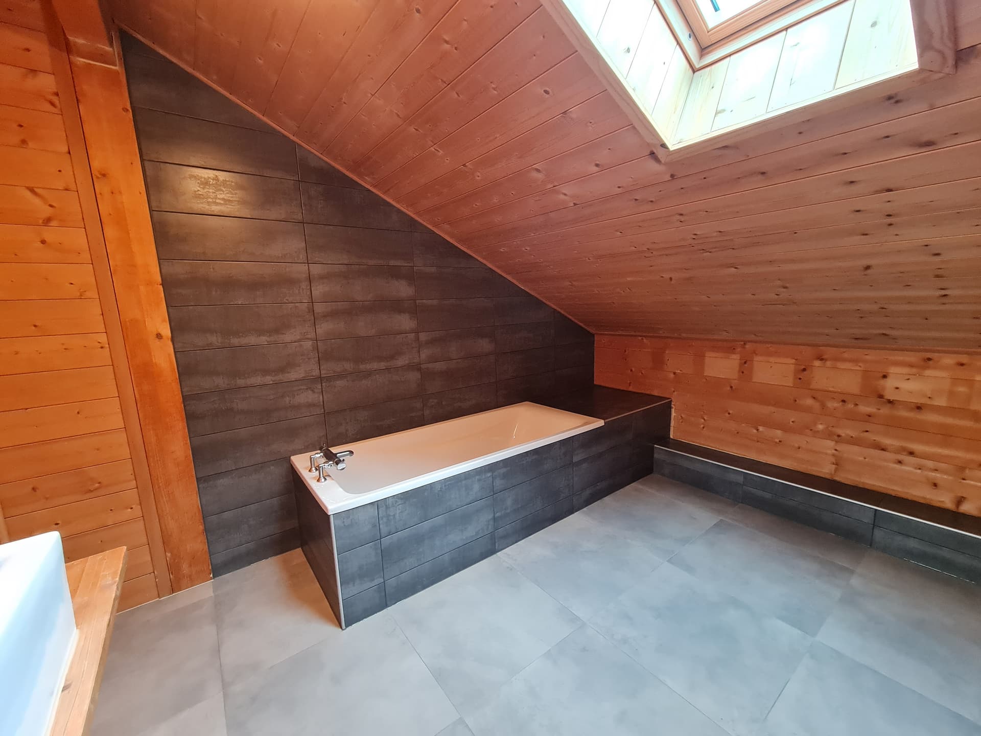 Salle de bain sous combles en bois et ardoise
