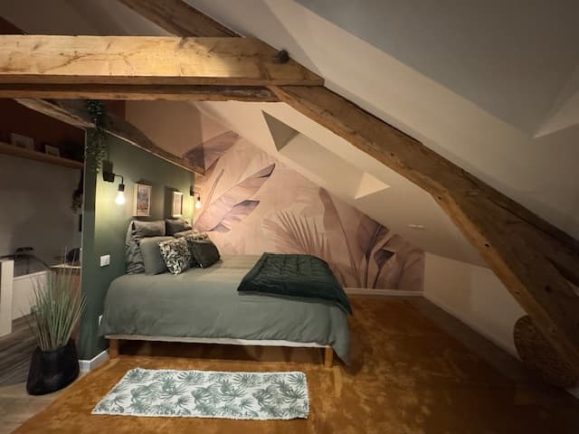 Chambre sous combles avec décor tropical - Photo 1