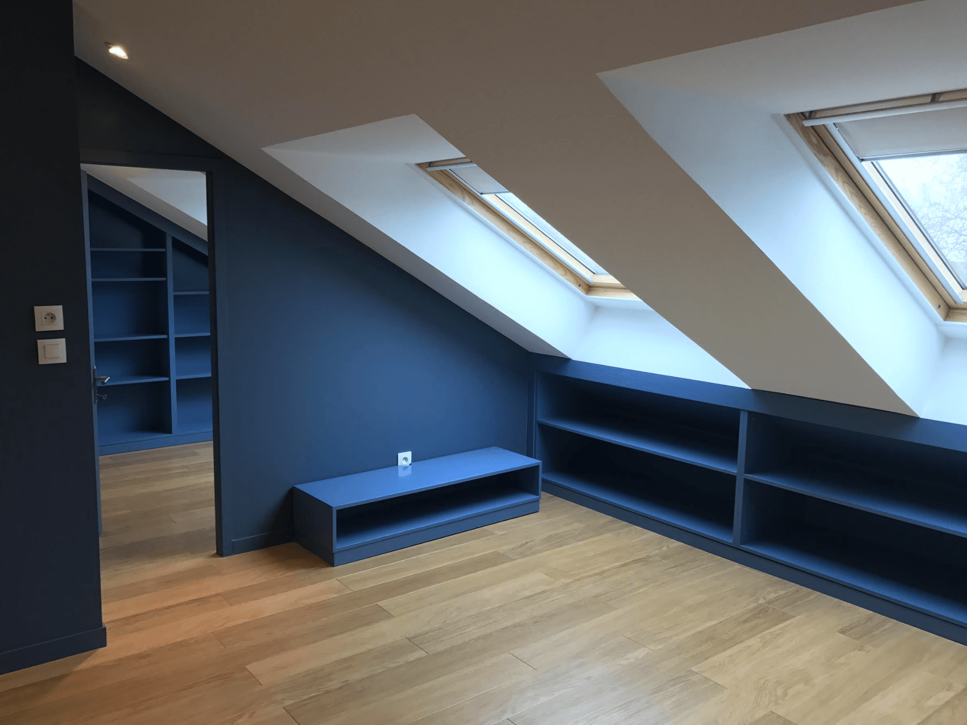 Chambre sous combles en bleu profond
