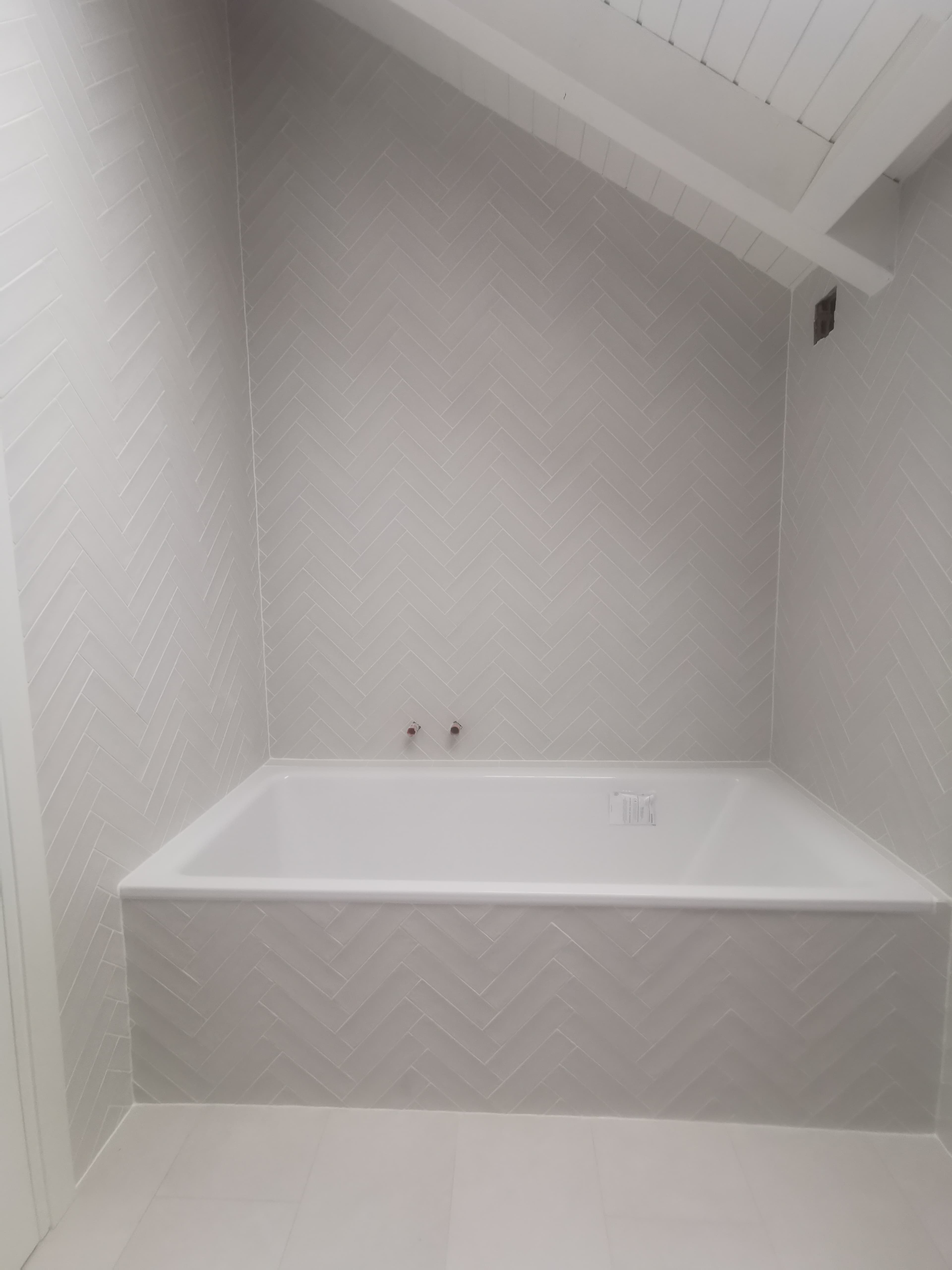 Salle de bain en chevrons blancs et noirs