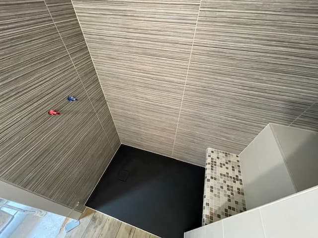 Douche moderne avec carrelage strié