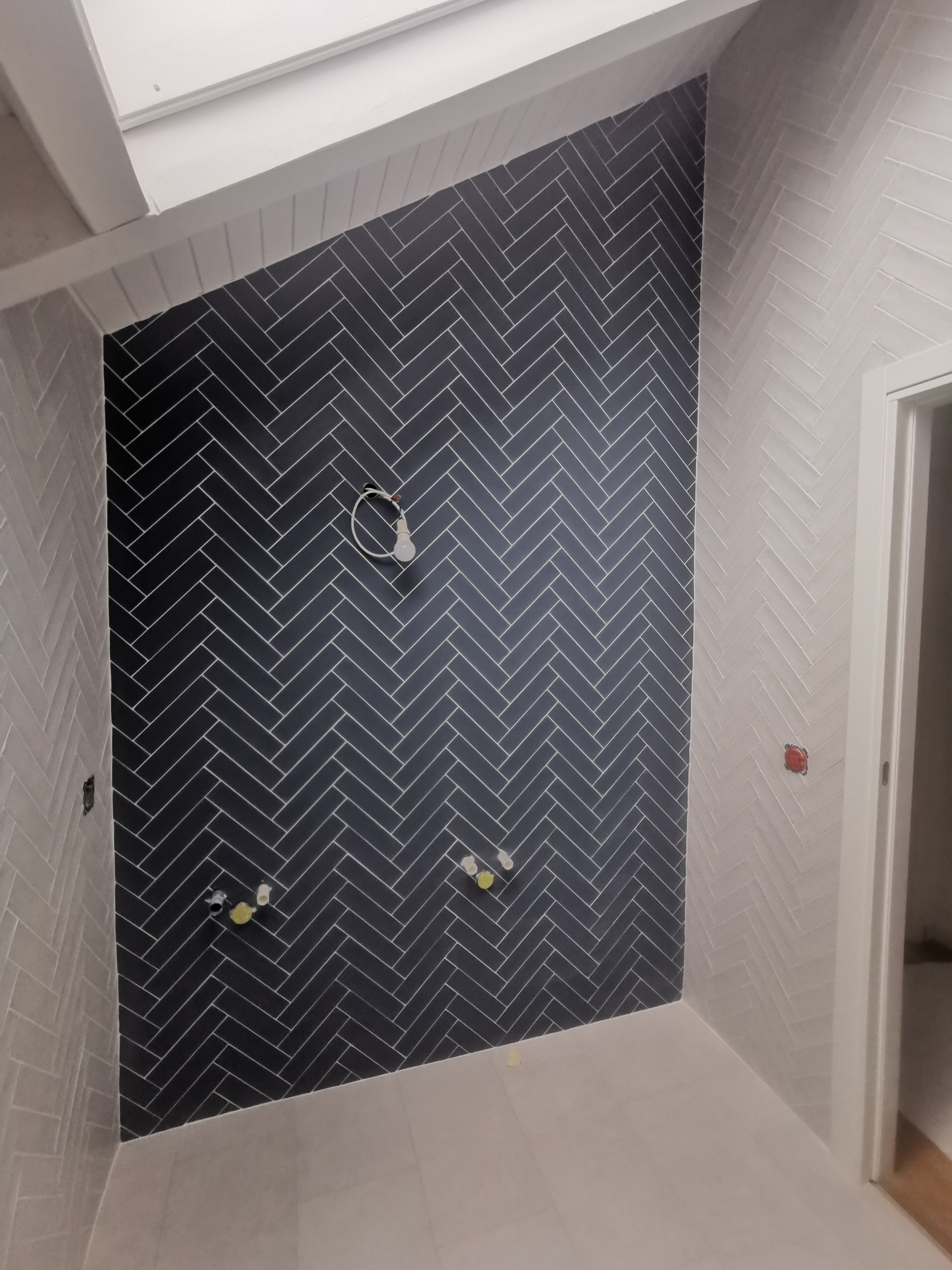 Salle de bain en chevrons blancs et noirs - Photo 2