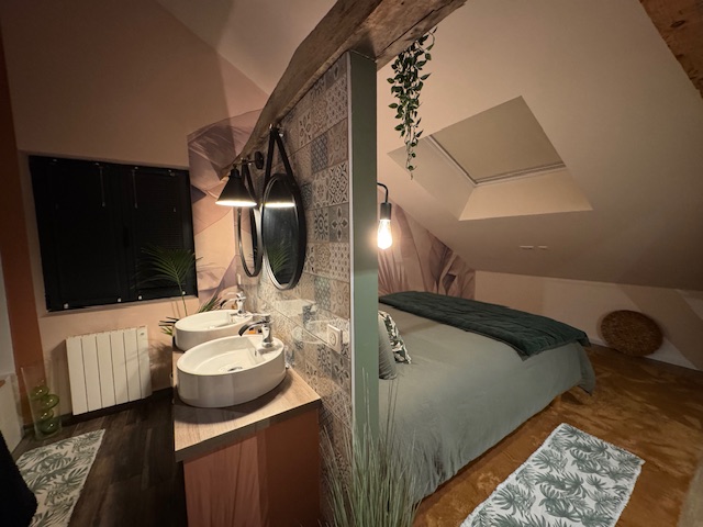 Chambre sous combles avec décor tropical - Photo 3